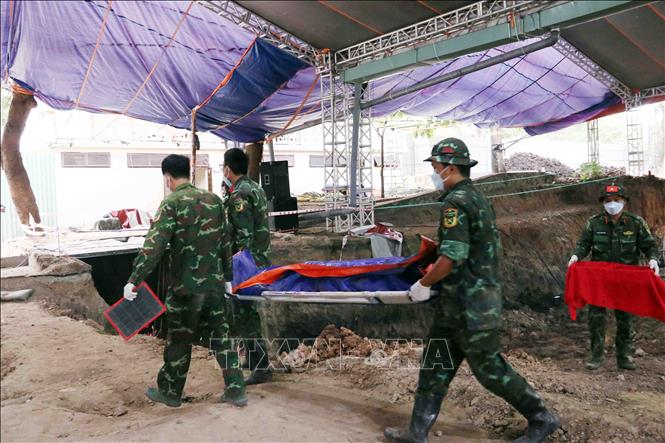 Đưa hài cốt liệt sĩ về khu vực phân tích, lấy mẫu xét nghiệm danh tính hài cốt liệt sĩ. Ảnh: Xuân Khu-TTXVN
