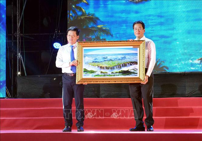 Phó Chủ tịch Thường trực UBND tỉnh Khánh Hòa Nguyễn Long Biên (bên phải) tặng quà lưu niệm đến lãnh đạo UBND tỉnh Quảng Trị. Ảnh: Tá Chuyên - TTXVN