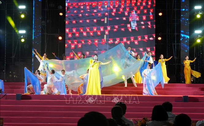 Tiết mục văn nghệ đặc sắc biểu diễn tại chương trình. Ảnh: Tá Chuyên – TTXVN