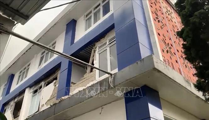 Bệnh viện đa khoa tại Flores bị hư hại do động đất. Ảnh: TTXVN phát 