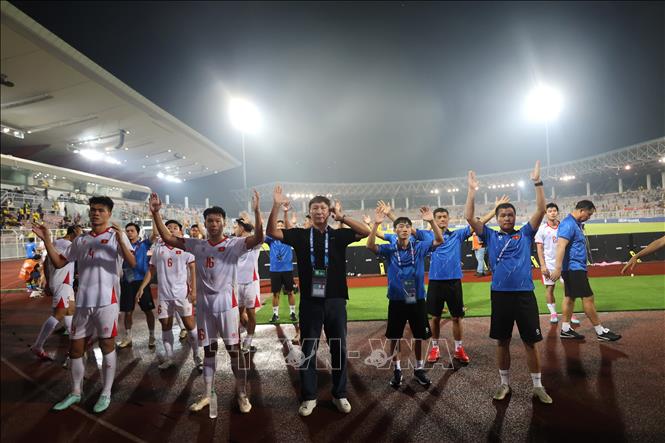 Huấn luyện viên Kim Sang Sik cùng các học trò chia vui cùng với cổ động viên Việt Nam trên sân. Ảnh: Thanh Bình - PV TTXVN tại Malaysia