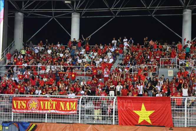 Cổ động viên Việt Nam phủ kín một góc sân Kuala Lumpur, Malaysia. Ảnh: Thanh Bình - PV TTXVN tại Malaysia