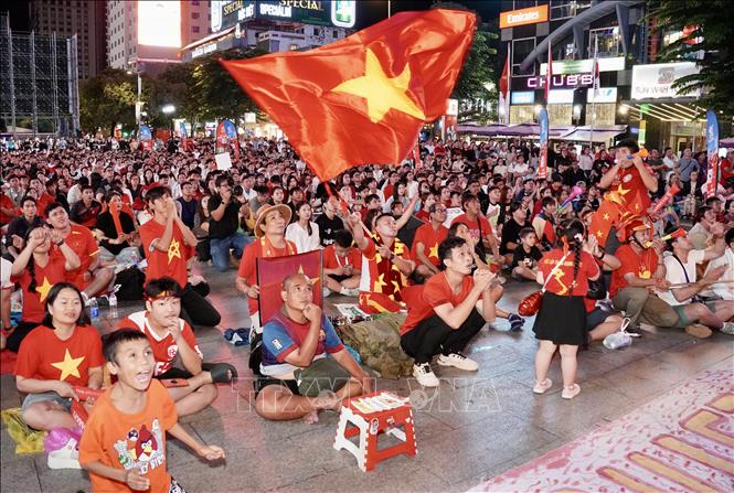 Sắc cờ đỏ sao vàng tiếp lửa cho đội tuyển Việt Nam trên phố đi bộ Nguyễn Huệ, TP. Hồ Chí Minh. Ảnh: Trung Tuyến - TTXVN