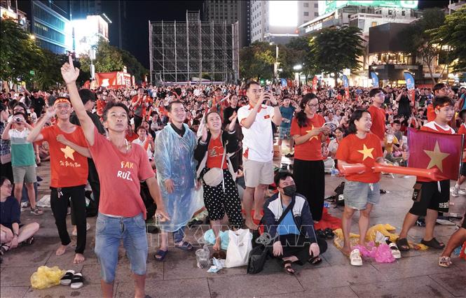 Hàng nghìn người hâm mộ cùng hướng về màn hình LED, dõi theo từng bước chạy của các cầu thủ đội tuyển Việt Nam, hòa chung không khí cổ vũ cuồng nhiệt và tiếp lửa cho đội tuyển. Ảnh: Trung Tuyến - TTXVN 