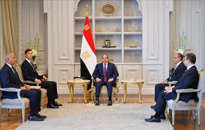 Tổng thống Abdel Fattah El-Sisi (giữa) trong cuộc gặp ông Jared Kushner (thứ 2, trái), Cố vấn cấp cao của Tổng thống Mỹ Donald Trump, tại thành phố El Alamein, tỉnh Matrouh (Ai Cập), ngày 16/8/2026. Ảnh: AA/TTXVN phát