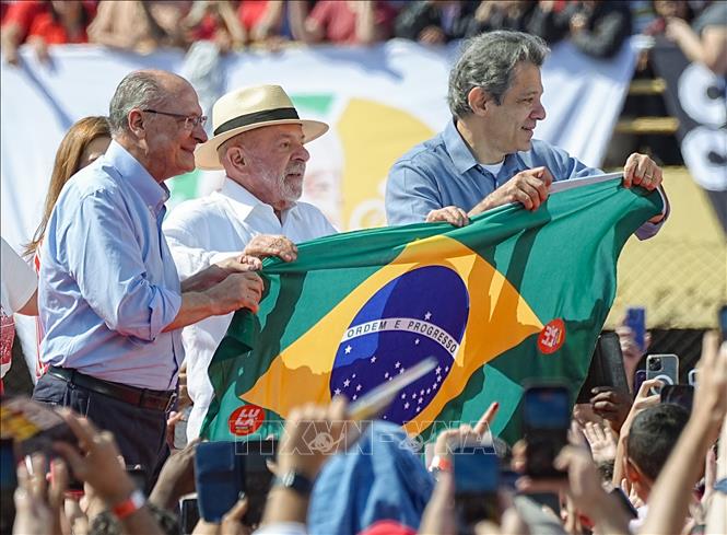 Tổng thống Brazil Luiz Inacio Lula da Silva (giữa) vận động tranh cử tại Sao Bernardo do Campo, ngày 16/8/2026. Ảnh: THX/TTXVN phát