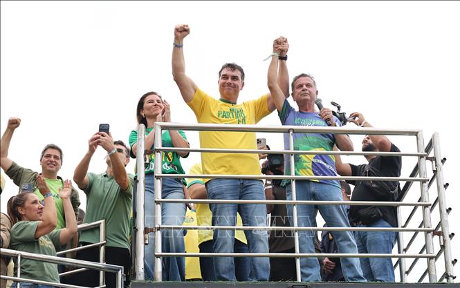 Ứng viên tranh cử Tổng thống Brazil Flavio Bolsonaro (trái, phía trước) vận động tranh cử tại Rio de Janeiro, ngày 16/8/2026. Ảnh: THX/TTXVN phát