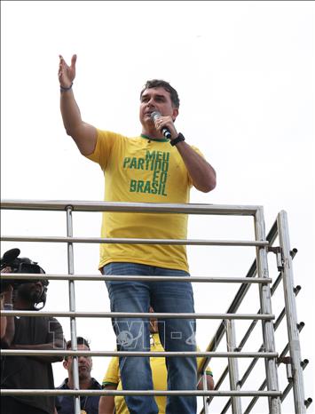 Ứng viên tranh cử Tổng thống Brazil Flavio Bolsonaro (trái, phía trước) vận động tranh cử tại Rio de Janeiro, ngày 16/8/2026. Ảnh: THX/TTXVN phát