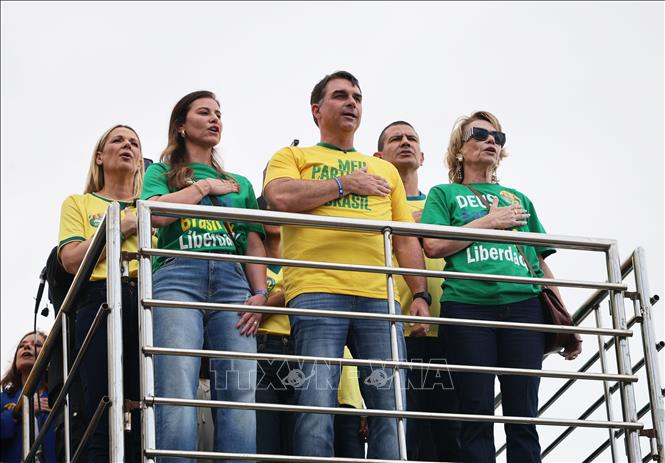 Ứng viên tranh cử Tổng thống Brazil Flavio Bolsonaro (giữa, phía trước) vận động tranh cử tại Rio de Janeiro, ngày 16/8/2026. Ảnh: THX/TTXVN phát
