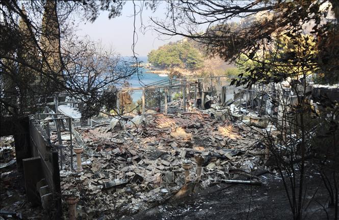 Cảnh tàn phá do cháy rừng tại thị trấn Omis, Croatia, ngày 14/8/2026. Ảnh: THX/TTXVN phát