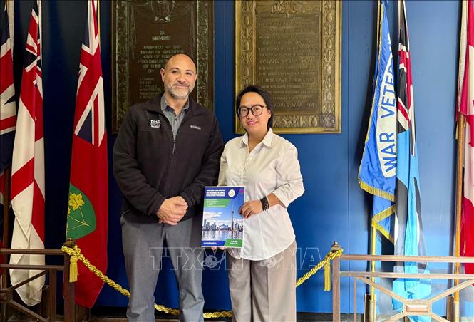 Bà Phan Thị Quỳnh Trang (phải), Chủ tịch Hội đồng Văn hóa Giáo dục Canada-Việt Nam (CVCEC), tại buổi làm việc về dự án hợp tác văn hóa giáo dục giữa CVCEC và Hội đồng giáo dục Toronto (TDSB). Ảnh: TTXVN phát