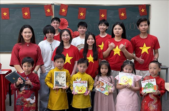 Nhóm Tuổi trẻ Việt thuộc Hội đồng Văn hóa Giáo dục Canada-Việt Nam (CVCEC) trong một buổi dạy tiếng Việt cho các thiếu nhi gốc Việt tại Toronto, Canada. Ảnh: TTXVN phát