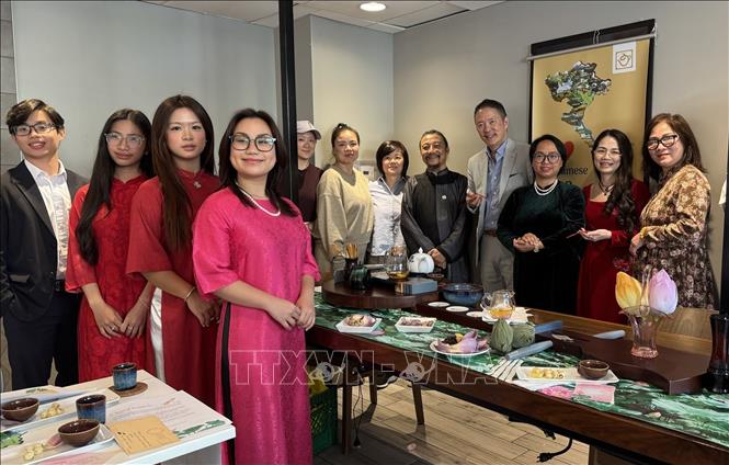 Bà Phan Thị Quỳnh Trang (thứ ba, bên phải), Chủ tịch Hội đồng Văn hóa Giáo dục Canada-Việt Nam (CVCEC), cùng một số đại diện của Nhóm Tuổi trẻ Việt tham dự sự kiện giới thiệu văn hóa Việt Nam tới bạn bè Canada và quốc tế tại Toronto, Canada. Ảnh: Hà Linh - PV TTXVN tại Canada