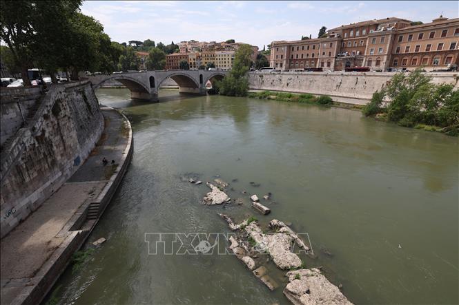 Mực nước sông Tiber ở Rome, Italy, xuống thấp do nắng nóng và hạn hán. Ảnh: THX/TTXVN phát