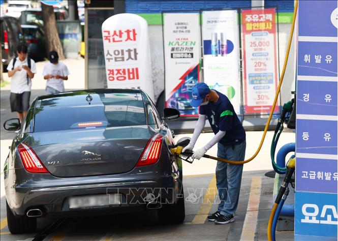 Bơm nhiên liệu cho phương tiện tại trạm xăng ở Seoul, Hàn Quốc. Ảnh: Yonhap/TTXVN phát