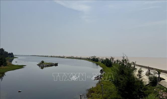 Tuyến đê kè dài 1,62km, tổng mức đầu tư 150 tỷ đồng được tỉnh Thanh Hoá đầu tư xây dựng năm 2024 nhằm ngăn chặn tình trạng xâm thực bờ biển tại thôn Xuân Phụ, xã Hoằng Thanh. Ảnh: Hoa Mai - TTXVN