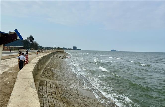 Đầu tháng 3/2026, UBND tỉnh Thanh Hóa đã phê duyệt phân bổ kinh phí hơn 381 tỷ đồng để xử lý khẩn cấp công trình kè bờ biển Hải Tiến bị sạt lở, phục vụ công tác phòng, chống thiên tai và phục hồi hạ tầng khu du lịch. Ảnh: Hoa Mai – TTXVN
