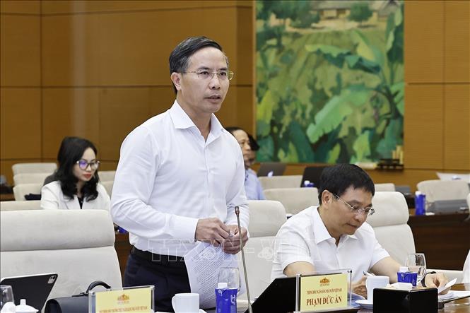 Thống đốc Ngân hàng Nhà nước Phạm Đức Ấn trình bày báo cáo tiếp thu, giải trình và chỉnh lý dự thảo. Ảnh: Doãn Tấn - TTXVN