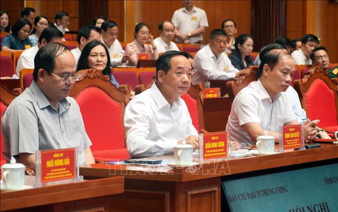 Đồng chí Trịnh Văn Quyết (giữa), Ủy viên Bộ Chính trị, Bí thư Trung ương Đảng, Trưởng Ban Tuyên giáo Trung ương, Phó Trưởng Ban Thường trực Ban Chỉ đạo 35 Trung ương dự và chỉ đạo Hội nghị. Ảnh: Văn Đức - TTXVN