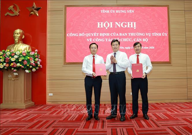 Ông Trần Quốc Toản, Phó Bí thư Thường trực Tỉnh ủy Hưng Yên, trao Quyết định của Ban thường vụ Tỉnh ủy  cho các đồng chí được bổ nhiệm. Ảnh: Mạnh Khánh - TTXVN