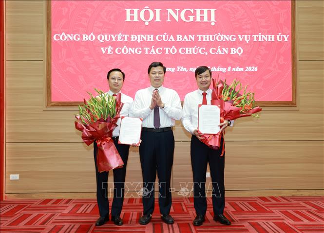 Ông Trần Quốc Toản, Phó Bí thư Thường trực Tỉnh ủy Hưng Yên, chúc mừng các đồng chí được bổ nhiệm. Ảnh: Mạnh Khánh - TTXVN