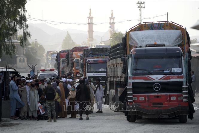 Xe tải chờ đi qua cửa khẩu Torkham ở biên giới Pakistan và Afghanistan. Ảnh: THX/TTXVN phát