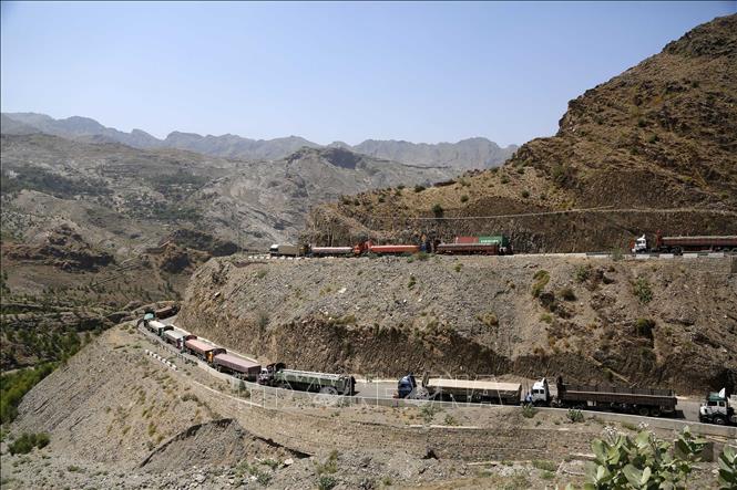 Xe tải chờ đi qua cửa khẩu Torkham ở biên giới Pakistan và Afghanistan. Ảnh: THX/TTXVN phát