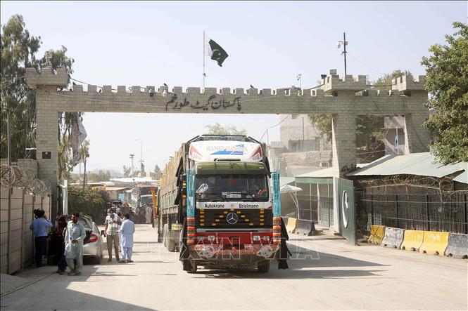 Xe tải đi qua cửa khẩu Torkham ở biên giới Pakistan và Afghanistan. Ảnh: THX/TTXVN phát