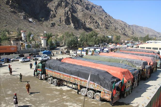 Xe tải chở hàng viện trợ nhân đạo tại Torkham, tỉnh Nangarhar, Afghanistan. Ảnh: THX/TTXVN phát