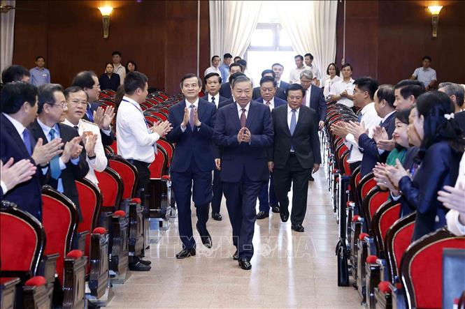 Tổng Bí thư, Chủ tịch nước Tô Lâm đến dự Lễ khai mạc Chương trình bồi dưỡng, cập nhật kiến thức đối với Ủy viên Ban Chấp hành Trung ương Đảng khóa XIV. Ảnh: Thống Nhất – TTXVN
 
