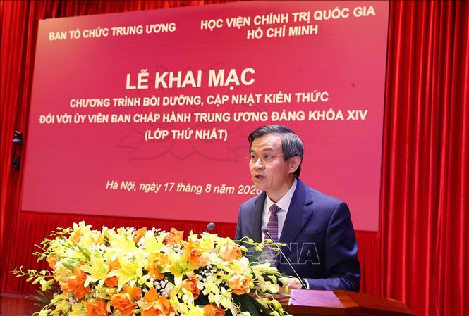 PGS.TS Đoàn Minh Huấn, Ủy viên Bộ Chính trị, Giám đốc Học viện Chính trị quốc gia Hồ Chí Minh, Phó Trưởng ban Thường trực Ban Chỉ đạo Chương trình phát biểu. Ảnh: Văn Điệp – TTXVN