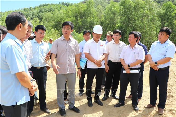 Phó Chủ tịch UBND tỉnh Quảng Ngãi Đỗ Tâm Hiển (giữa) chỉ đạo tại buổi kiểm tra. Ảnh: Đinh Hương - TTXVN