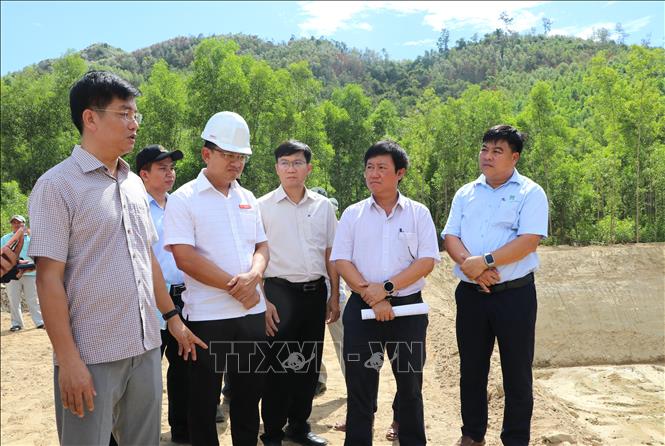 Phó Chủ tịch UBND tỉnh Quảng Ngãi Đỗ Tâm Hiển (trái) chỉ đạo tại buổi kiểm tra. Ảnh: Đinh Hương - TTXVN