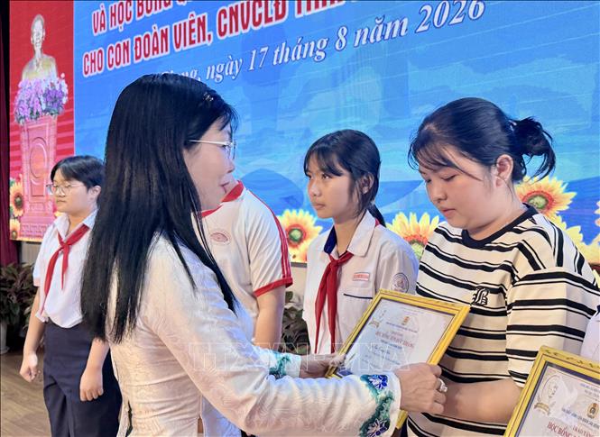 Bà Trần Thị Thanh Hương, Phó Bí thư Tỉnh ủy An Giang, trao học bổng Tôn Đức Thắng cho học sinh có hoàn cảnh khó khăn. Ảnh: Thanh Sang-TTXVN