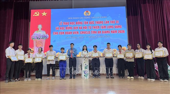 Lãnh đạo An Giang trao học bổng Tôn Đức Thắng cho học sinh có hoàn cảnh khó khăn. Ảnh: Thanh Sang-TTXVN