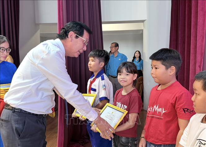 Ông Lê Văn Phước, Phó chủ tịch UBND tỉnh An Giang, trao học bổng tấm lòng vàng cho học sinh có hoàn cảnh khó khăn. Ảnh: Thanh Sang-TTXVN