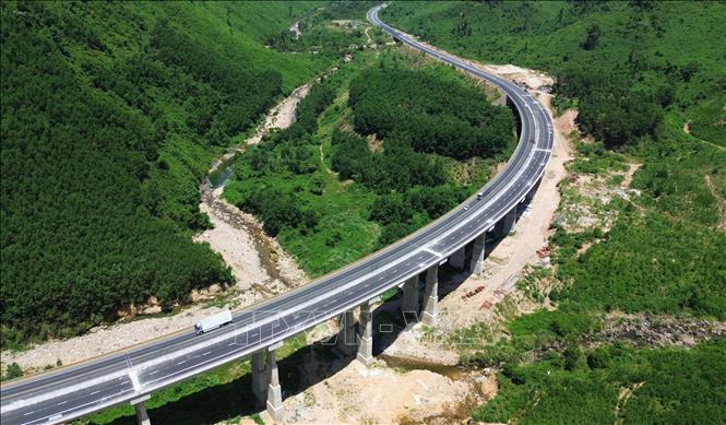 Cao tốc La Sơn - Hòa Liên hiện ra như môt dải lụa vắt qua Vườn quốc gia Bạch Mã sau khi được mở rộng. Ảnh: Quốc Khánh - TTXVN