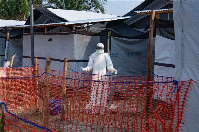 Nhân viên y tế làm việc tại trung tâm điều trị Ebola ở Bulape, CHDC Congo. Ảnh: THX/TTXVN phát