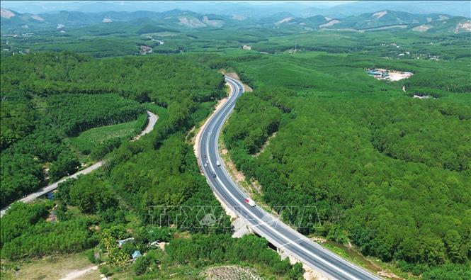 Dự án mở rộng cao tốc Bắc - Nam phía Đông đoạn La Sơn - Hòa Liên (nối Huế với Đà Nẵng) dài 66km, điểm đầu kết nối liên thông với tuyến cao tốc đoạn Cam Lộ - La Sơn, điểm cuối nối với cao tốc Hòa Liên - Túy Loan; tổng mức đầu tư hơn 3.217 tỷ đồng. Dự án mở rộng mặt đường, cầu và các công trình trên tuyến đảm bảo quy mô 4 làn xe hoàn chỉnh, mặt đường được mở rộng lên 22m, vận tốc thiết kế từ 60 - 80km/h theo tiêu chuẩn đường cao tốc. Ảnh: Quốc Khánh - TTXVN