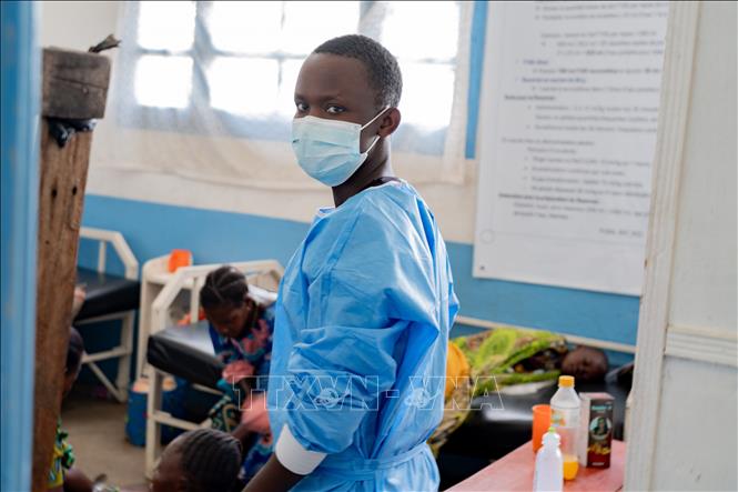 Nhân viên y tế làm việc tại trung tâm điều trị Ebola ở Rwampara, CHDC Congo. Ảnh: THX/TTXVN phát