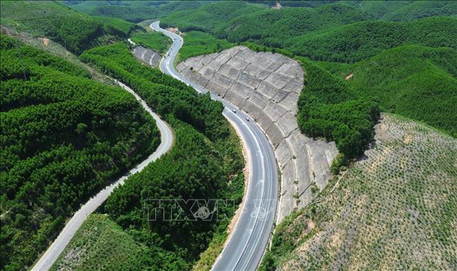 Cao tốc Bắc - Nam phía Đông đoạn La Sơn - Hòa Liên (nối Huế với Đà Nẵng) dài 66km được mở rộng sẽ góp phần hình thành tuyến chính hoàn chỉnh thuộc cao tốc Bắc - Nam, thúc đẩy phát triển kinh tế liên vùng, tạo thuận lợi di chuyển cho người dân địa phương. Ảnh: Quốc Khánh - TTXVN 