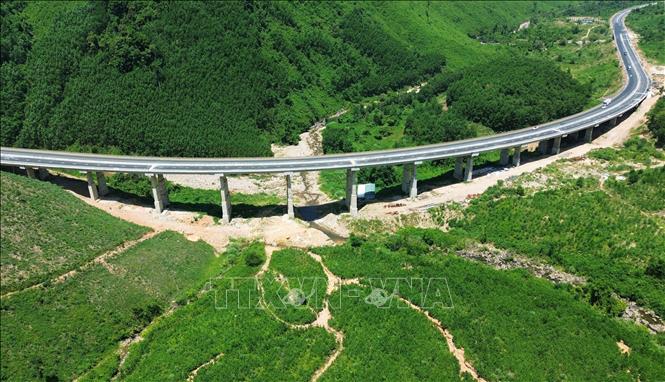 Tuyến đường cao tốc đoạn La Sơn - Hòa Liên uốn lượn qua địa hình đồi núi phức tạp của Vườn Quốc gia Bạch Mã nối giữa Huế và Đà Nẵng với cảnh quan thiên nhiên hùng vĩ. Ảnh: Quốc Khánh - TTXVN