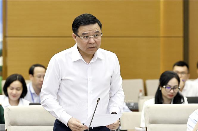 Bộ trưởng Bộ Công Thương Lê Mạnh Hùng trình bày báo cáo tiếp thu, giải trình và chỉnh lý các dự thảo. Ảnh: Doãn Tấn - TTXVN