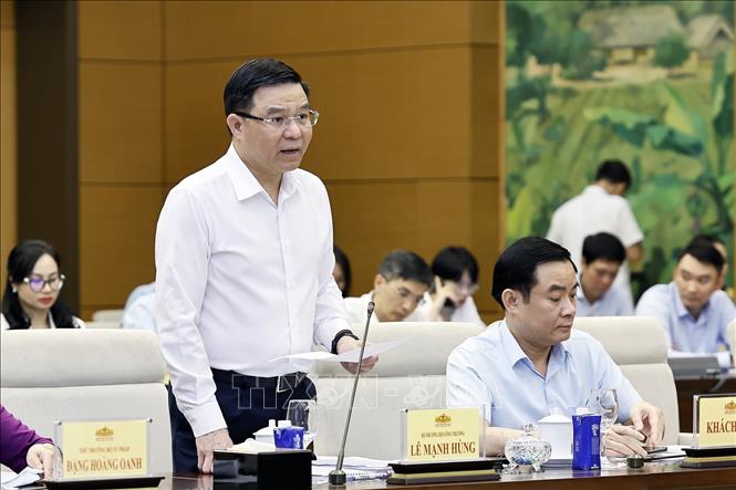 Bộ trưởng Bộ Công Thương Lê Mạnh Hùng trình bày báo cáo tiếp thu, giải trình và chỉnh lý các dự thảo. Ảnh: Doãn Tấn - TTXVN
