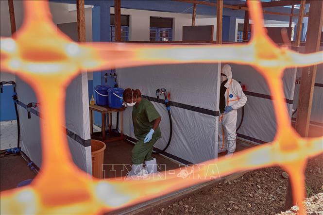 Nhân viên y tế tiến hành khử trùng tại trung tâm điều trị Ebola ở Bunia, tỉnh Ituri, CHDC Congo. Ảnh: THX/TTXVN phát