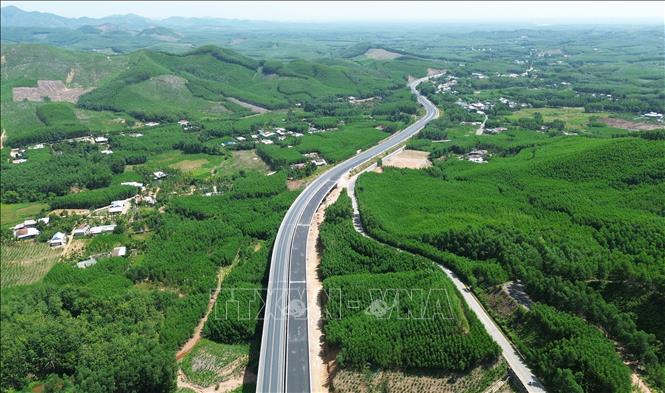 Theo ông Trần Đức Hiệp, Giám đốc điều hành dự án (Ban Quản lý dự án đường Hồ Chí Minh, Bộ Xây dựng) làm chủ đầu tư cho biết, Dự án đang bước vào giai đoạn nước rút để kịp bàn giao tuyến chính vào cuối tháng 8/2026; đối với các hạng mục bổ sung vừa được Bộ Xây dựng phê duyệt sẽ tiếp tục đôn đốc triển khai để hoàn thành toàn bộ Dự án vào cuối năm 2026. Ảnh: Quốc Khánh - TTXVN