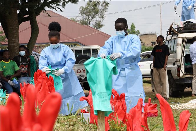Nhân viên y tế tiến hành khử trùng tại trung tâm điều trị Ebola ở Rwampara, CHDC Congo. Ảnh: THX/TTXVN phát