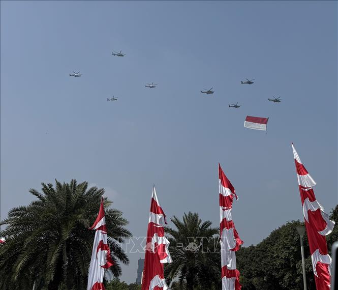 Đội hình bay với cờ Indonesia trình diễn tại Đài tưởng niệm Quốc gia (Monas). Ảnh: Đỗ Quyên – PV TTXVN tại Indonesia