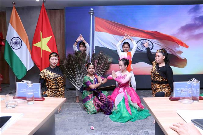 Tiếp mục biểu diễn văn nghệ do học sinh Ấn Độ và thành viên Hội hữu nghị Việt Nam - Ấn Độ Thành phố Hồ Chí Minh trình diễn. Ảnh: Xuân Khu - TTXVN