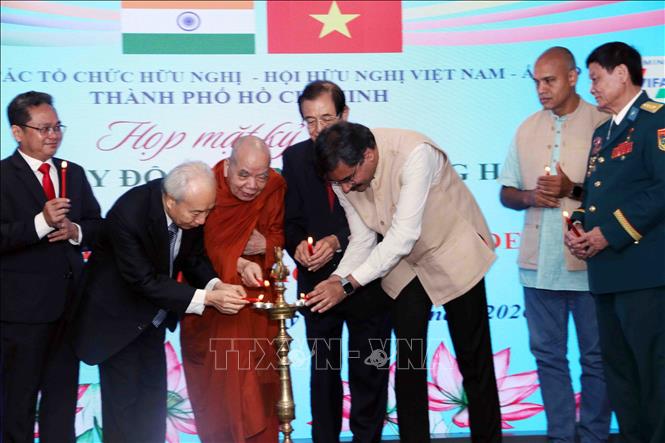 Nghi lễ đốt nến theo văn hóa truyền thống Ấn Độ  bắt đầu cho buổi họp mặt. Ảnh: Xuân Khu - TTXVN